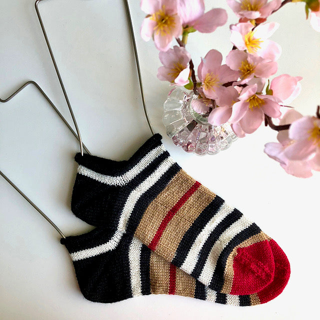 Trenchcoat self-striping sock yarn